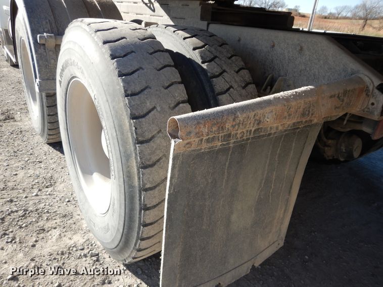 image for item DE2495 1984 Kenworth W900  semi truck