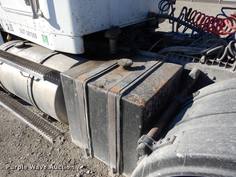 image for item DE2495 1984 Kenworth W900  semi truck