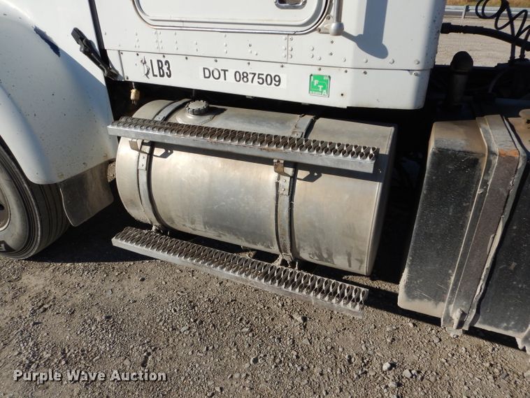 image for item DE2495 1984 Kenworth W900  semi truck