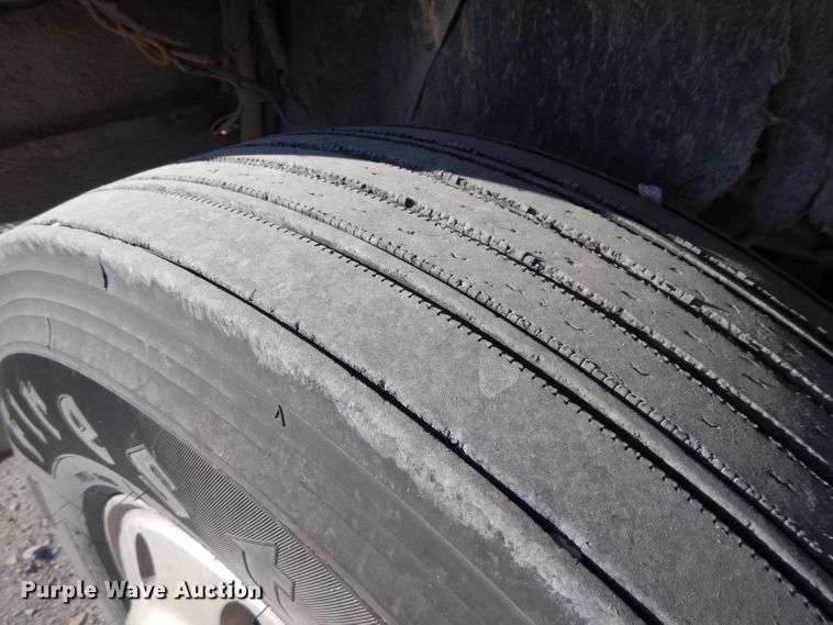 image for item DE2495 1984 Kenworth W900  semi truck