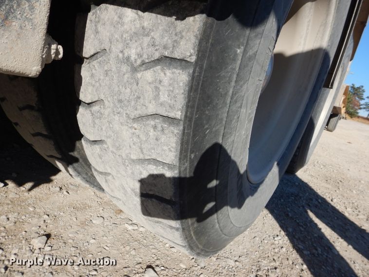 image for item DE2495 1984 Kenworth W900  semi truck