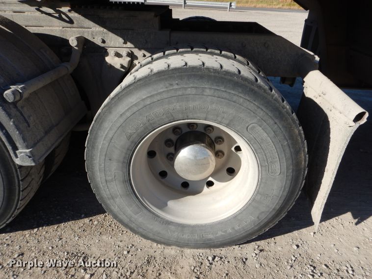 image for item DE2495 1984 Kenworth W900  semi truck