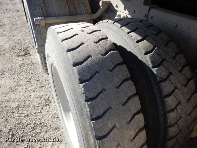 image for item DE2495 1984 Kenworth W900  semi truck