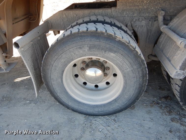 image for item DE2495 1984 Kenworth W900  semi truck