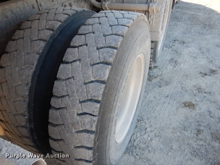 image for item DE2495 1984 Kenworth W900  semi truck