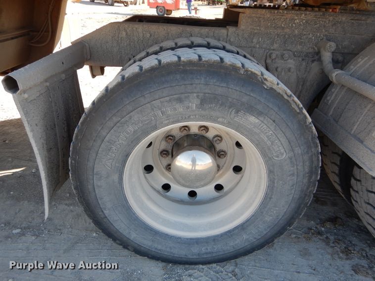 image for item DE2495 1984 Kenworth W900  semi truck