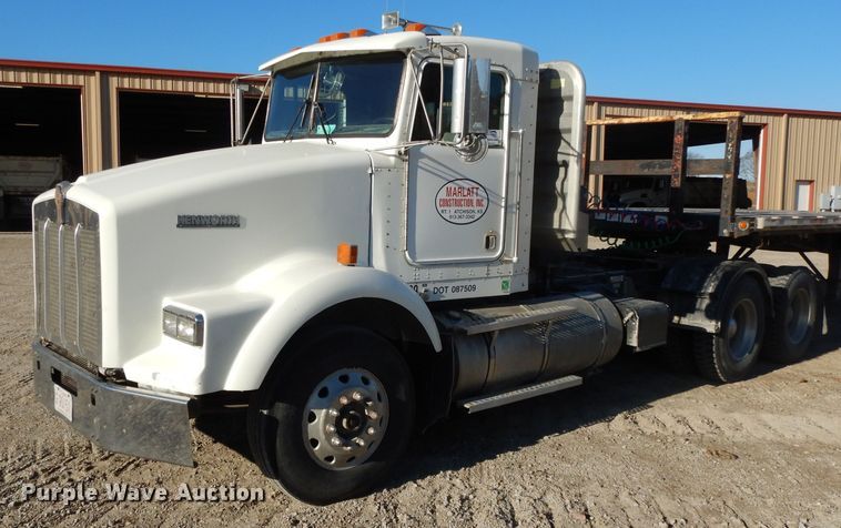 image for item DE2496 1996 Kenworth T800  semi truck