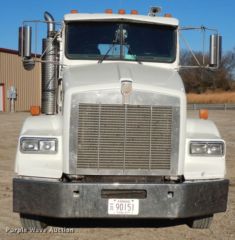image for item DE2496 1996 Kenworth T800  semi truck