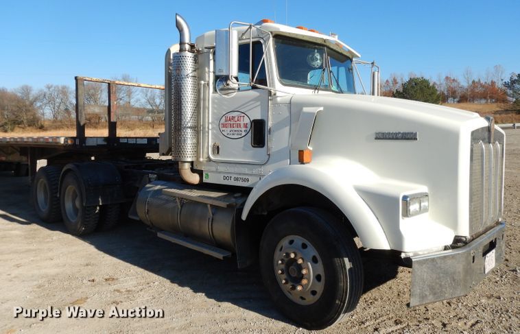 image for item DE2496 1996 Kenworth T800  semi truck