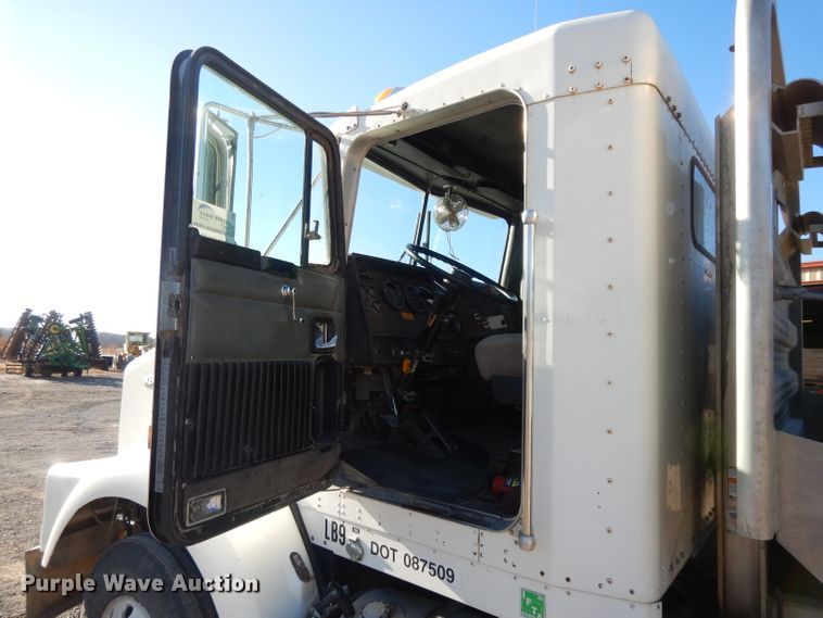 image for item DE2496 1996 Kenworth T800  semi truck