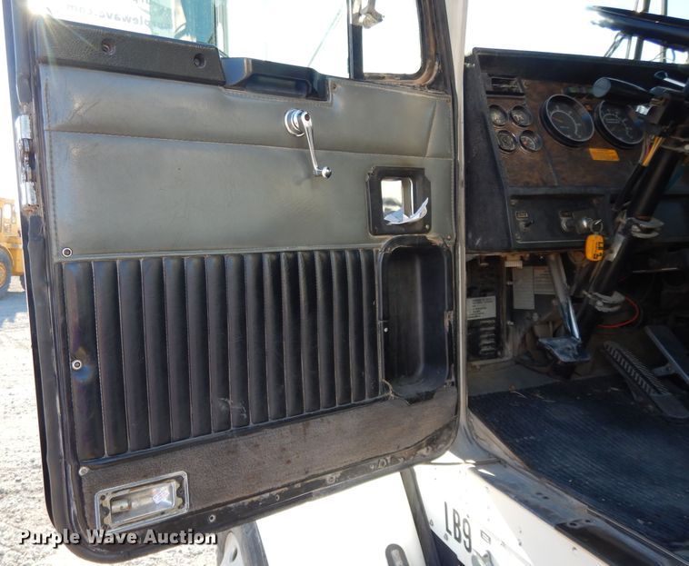 image for item DE2496 1996 Kenworth T800  semi truck