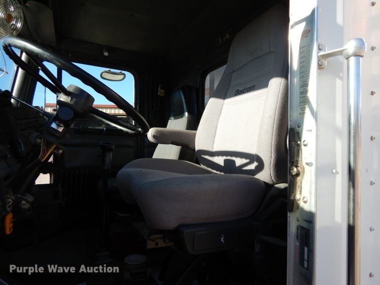 image for item DE2496 1996 Kenworth T800  semi truck