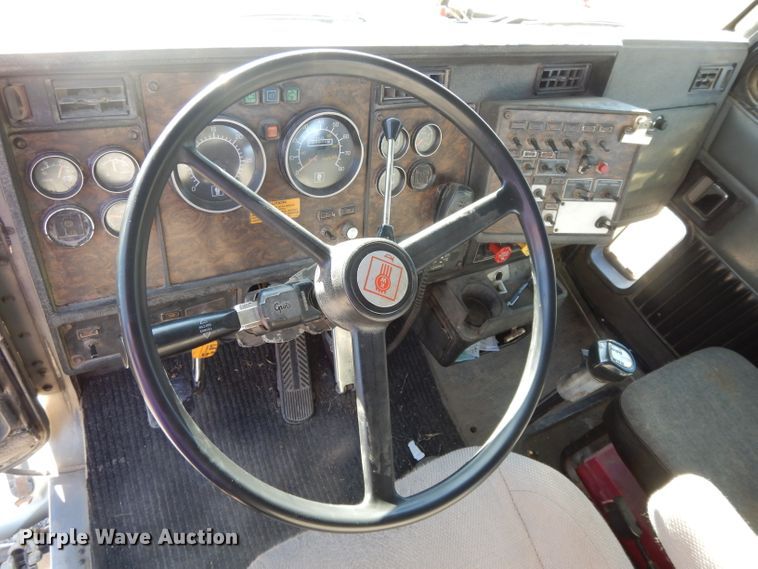 image for item DE2496 1996 Kenworth T800  semi truck