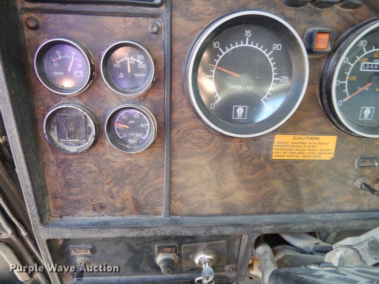 image for item DE2496 1996 Kenworth T800  semi truck