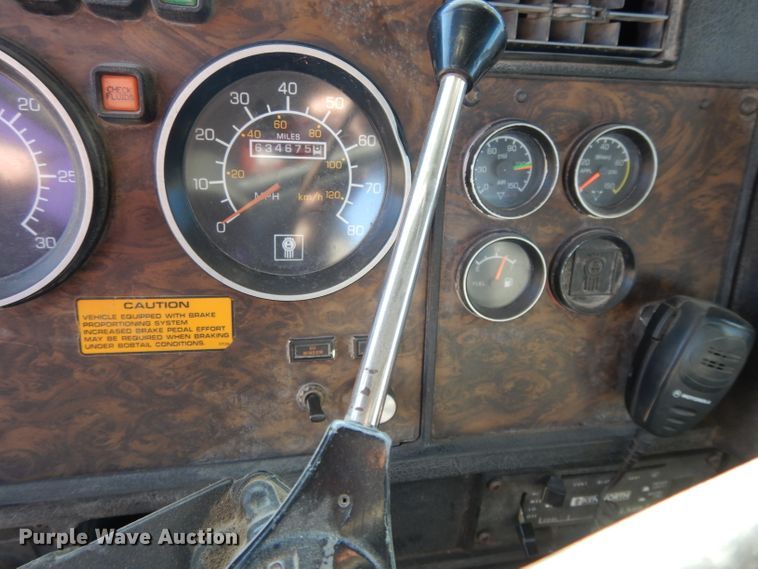 image for item DE2496 1996 Kenworth T800  semi truck