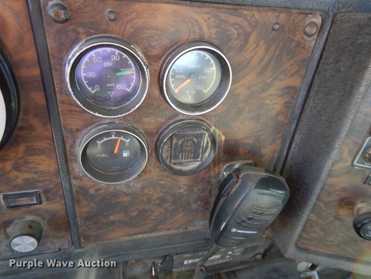 image for item DE2496 1996 Kenworth T800  semi truck