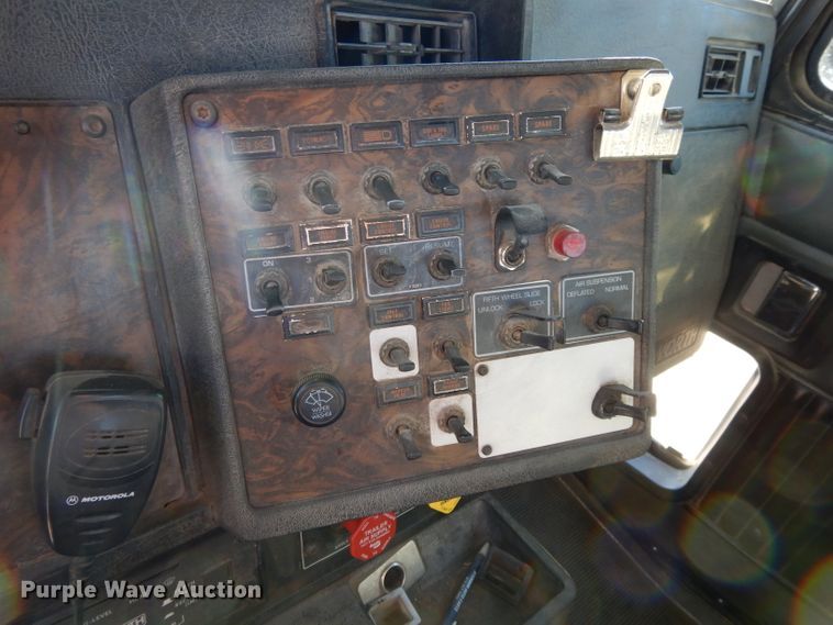 image for item DE2496 1996 Kenworth T800  semi truck