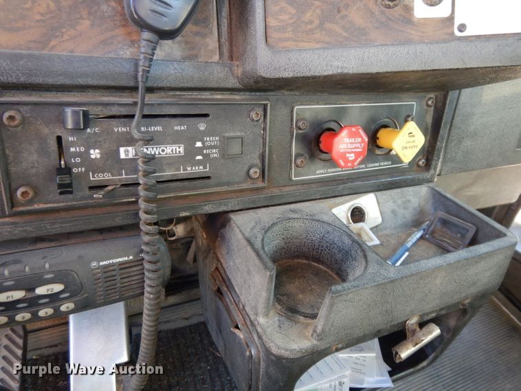 image for item DE2496 1996 Kenworth T800  semi truck