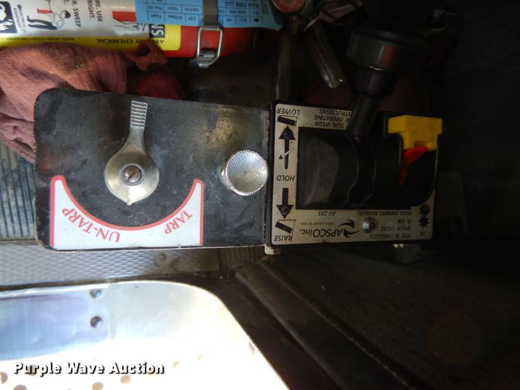 image for item DE2496 1996 Kenworth T800  semi truck