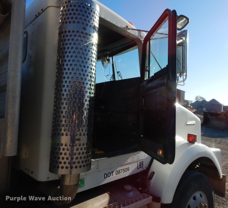 image for item DE2496 1996 Kenworth T800  semi truck