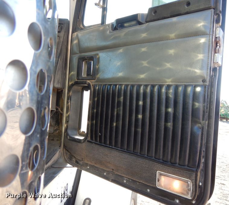 image for item DE2496 1996 Kenworth T800  semi truck