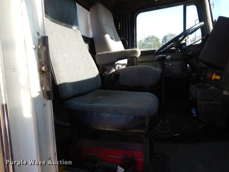 image for item DE2496 1996 Kenworth T800  semi truck