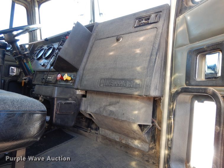 image for item DE2496 1996 Kenworth T800  semi truck