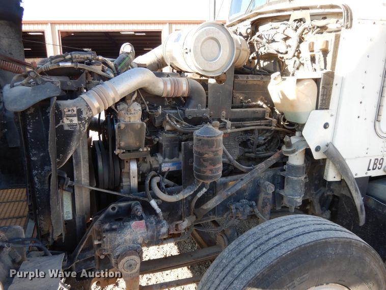 image for item DE2496 1996 Kenworth T800  semi truck