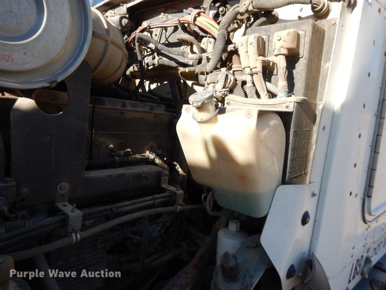 image for item DE2496 1996 Kenworth T800  semi truck