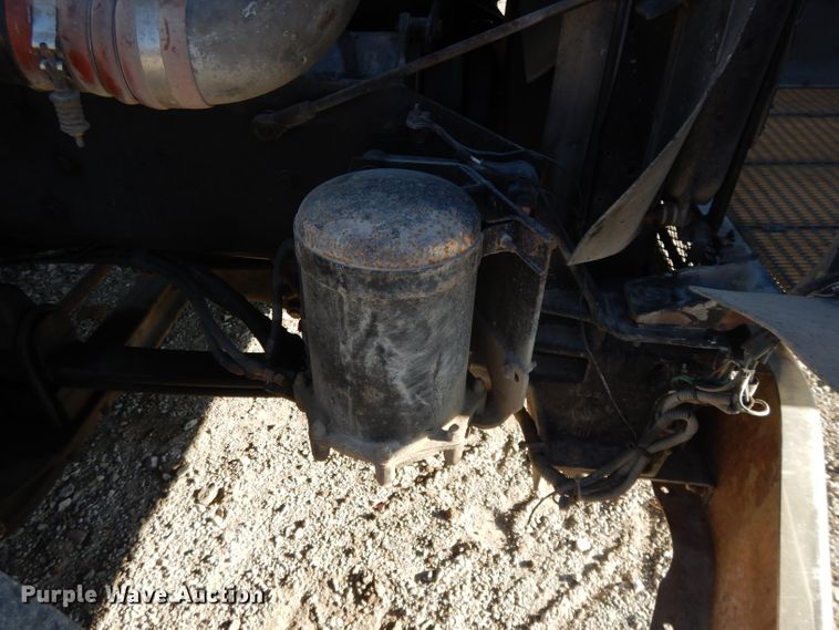 image for item DE2496 1996 Kenworth T800  semi truck