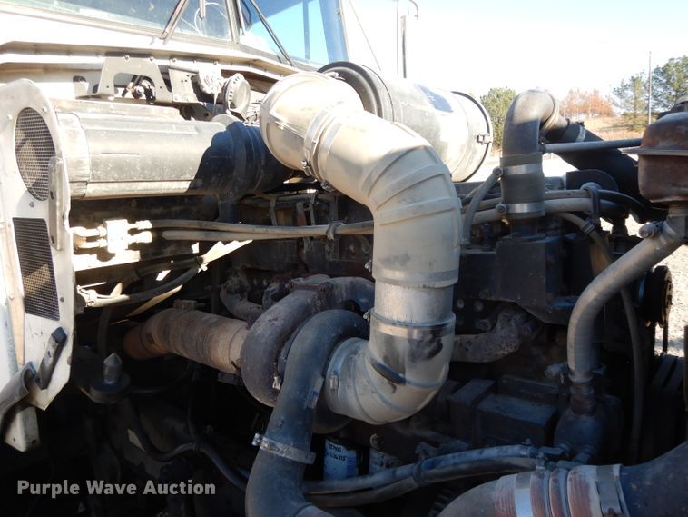 image for item DE2496 1996 Kenworth T800  semi truck