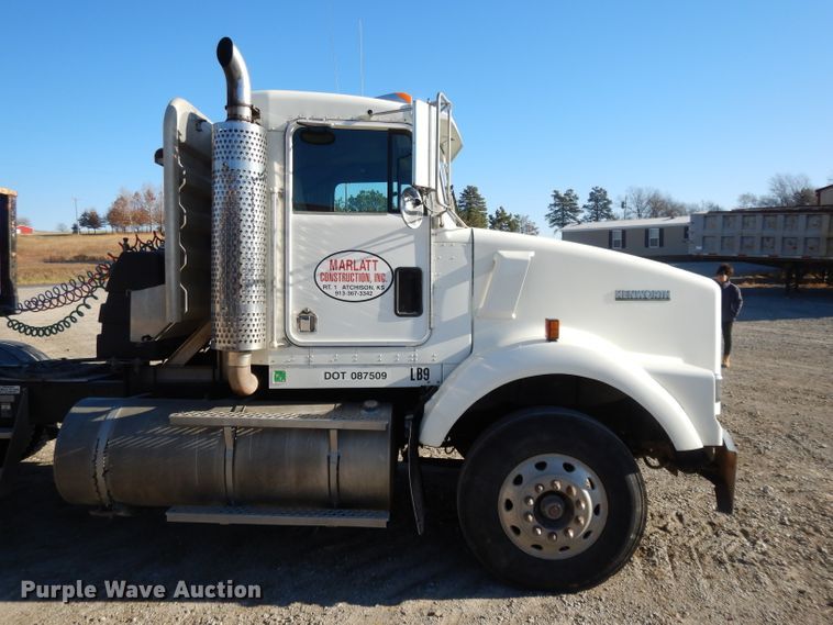 image for item DE2496 1996 Kenworth T800  semi truck