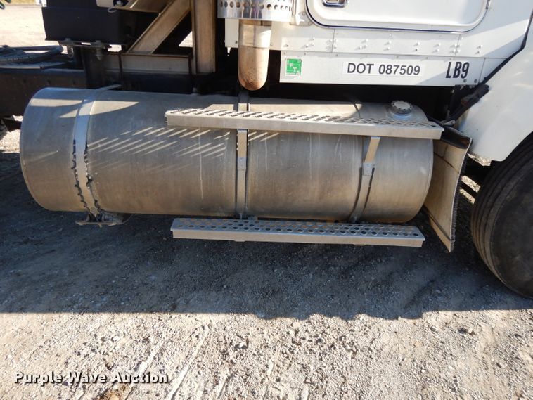 image for item DE2496 1996 Kenworth T800  semi truck