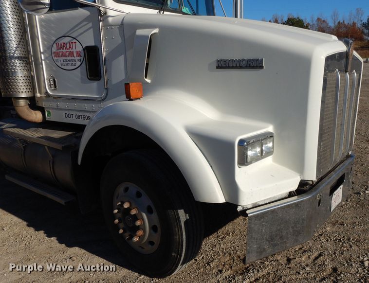 image for item DE2496 1996 Kenworth T800  semi truck