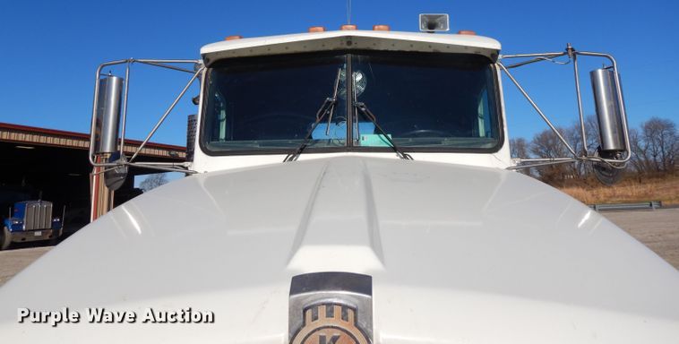 image for item DE2496 1996 Kenworth T800  semi truck