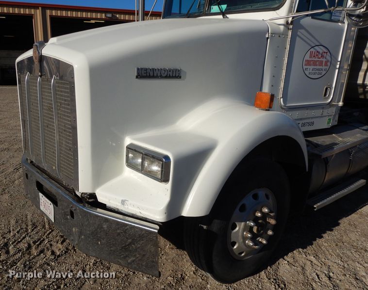 image for item DE2496 1996 Kenworth T800  semi truck