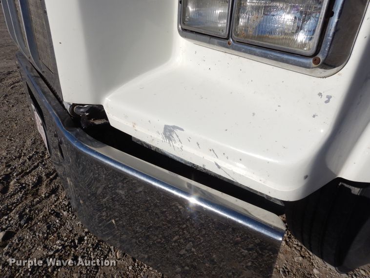 image for item DE2496 1996 Kenworth T800  semi truck