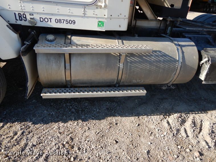 image for item DE2496 1996 Kenworth T800  semi truck