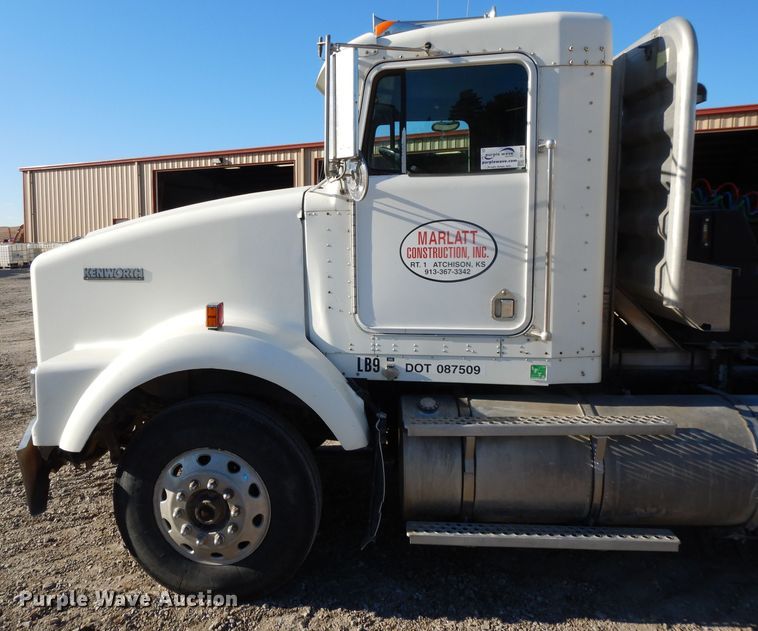 image for item DE2496 1996 Kenworth T800  semi truck