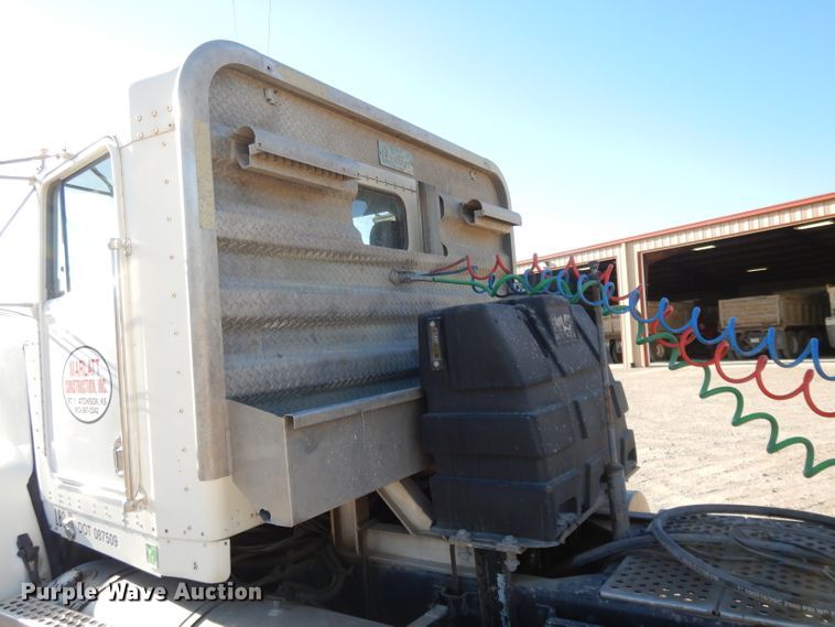 image for item DE2496 1996 Kenworth T800  semi truck