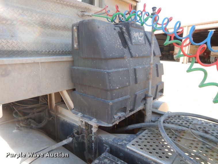 image for item DE2496 1996 Kenworth T800  semi truck