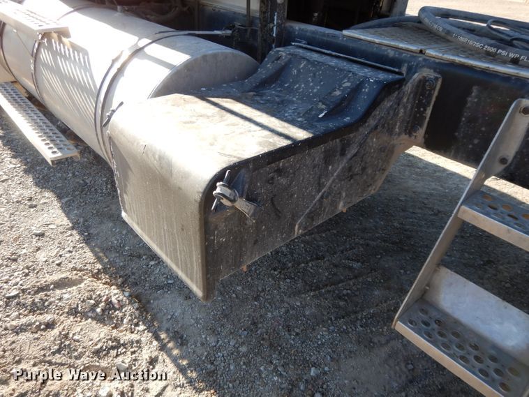 image for item DE2496 1996 Kenworth T800  semi truck