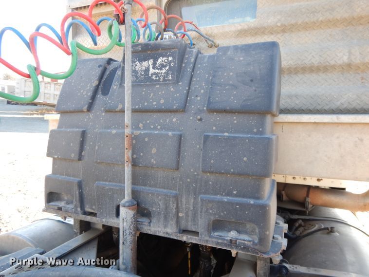 image for item DE2496 1996 Kenworth T800  semi truck