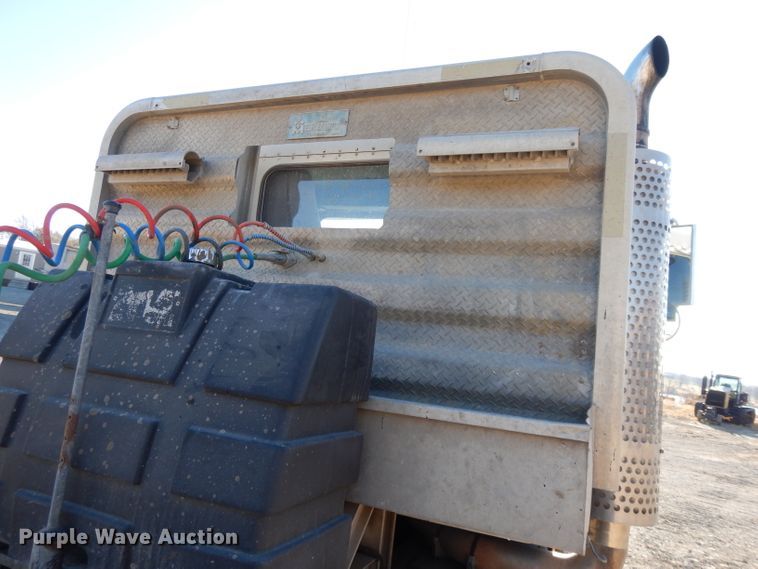 image for item DE2496 1996 Kenworth T800  semi truck