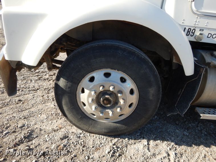 image for item DE2496 1996 Kenworth T800  semi truck