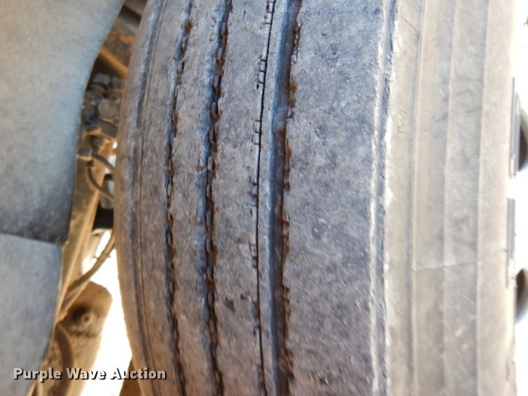 image for item DE2496 1996 Kenworth T800  semi truck