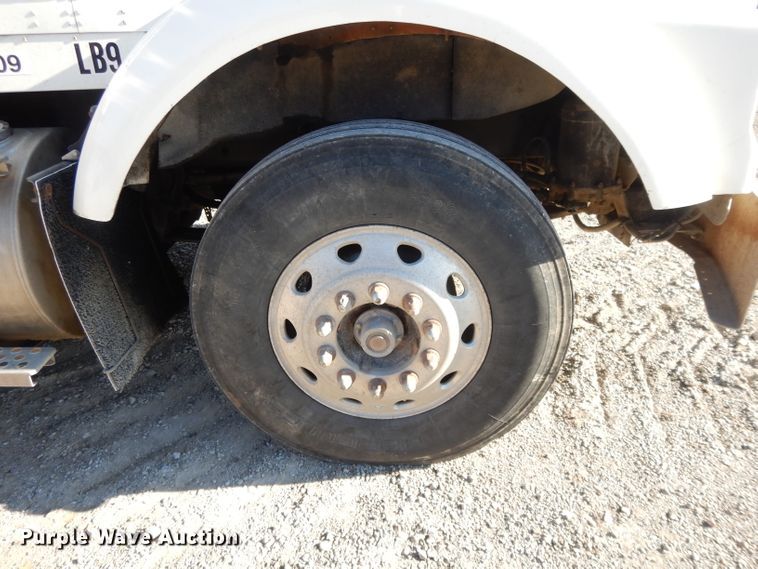 image for item DE2496 1996 Kenworth T800  semi truck