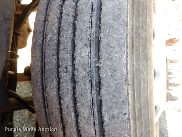 image for item DE2496 1996 Kenworth T800  semi truck