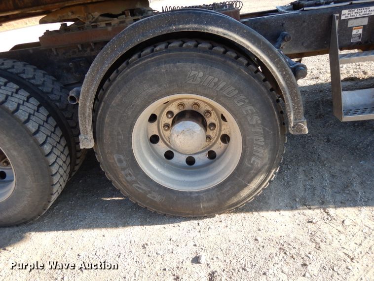 image for item DE2496 1996 Kenworth T800  semi truck