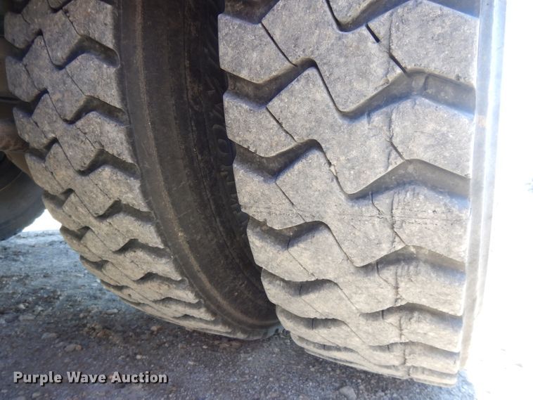 image for item DE2496 1996 Kenworth T800  semi truck